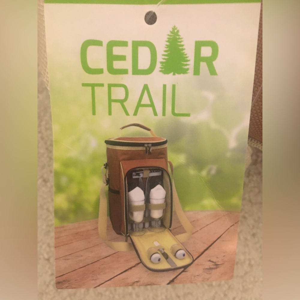 NWT Cedar Trail Insulated Picnic Wine Backpack for Two